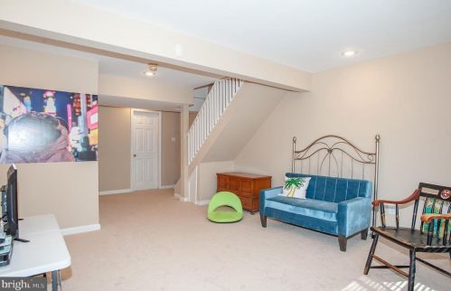 6839 Heatherway Ct, Alexandria VA 22315-3942 exterior