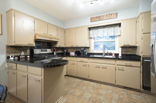 15 Westmont Dr, Grand Rapids MI 49504-6031 exterior