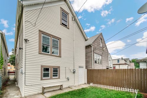 8223 Commercial Ave, Chicago IL 60617-2112 exterior