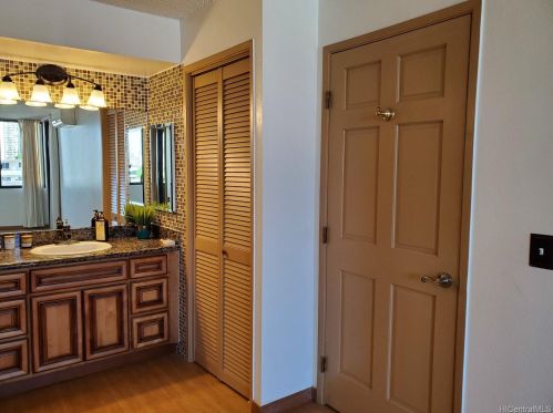 2752 Kaaha St, Honolulu HI 96826-4753 exterior