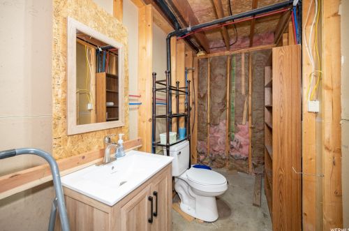 6389 Lotus Way, Taylorsville UT 84081-4302 exterior