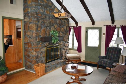 7 Orbit Dr, Enfield CT 06082-5528 exterior