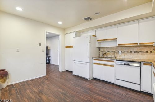 37 Conforti Ave, Town Center NJ  07052-2824 exterior