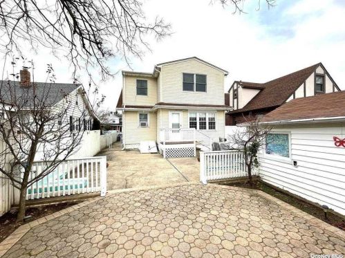 95 Maple St, Valley Stream, NY 11580-4618