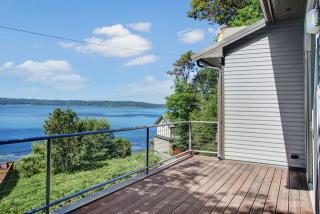 10416 Maplewood Pl, Seattle, WA 98146-1076