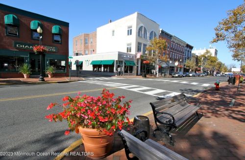 25 Crst Dr, Little Silver NJ 07739-1318 exterior