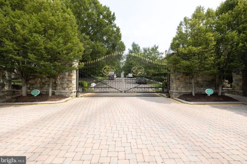 1456 Harvest Xing Dr, Mc Lean VA 22101-5651 exterior