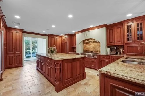 2 Toboggan Rdg Rd, Upper Saddle River NJ 07458-2521 exterior