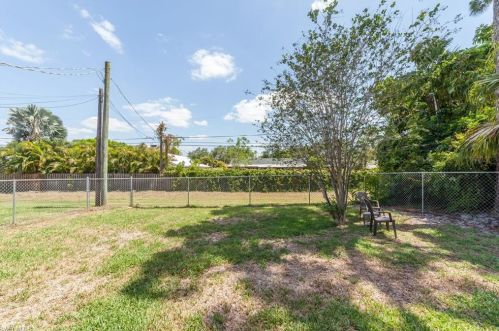 724 92 Ave, Naples FL 34108-2433 exterior