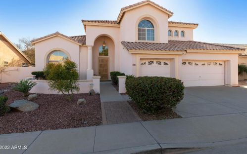 2737 Amberwood Dr, Phoenix AZ 85045-4208 exterior