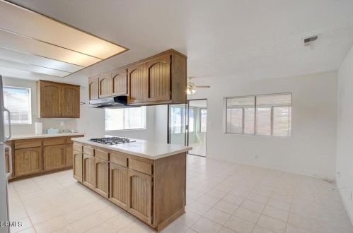 1041 Kumquat Pl, Oxnard CA 93036-1533 exterior