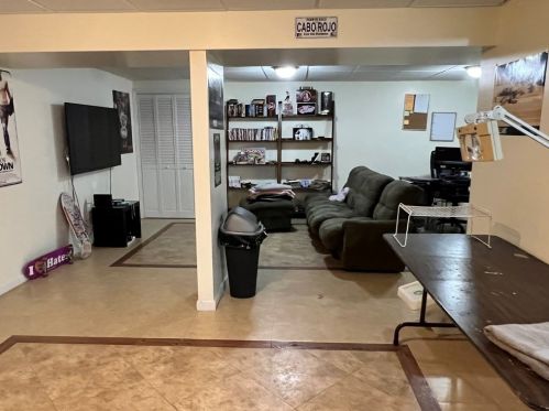 60 Arnold Ave, Springfield MA 01119-1406 exterior