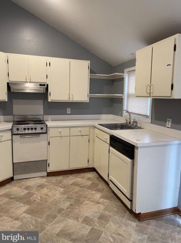 5 Church St, Chester, PA 19015-2423