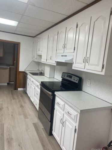 110 Walnut St, Manchester CT  06040-4951 exterior