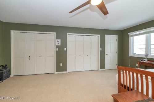 1360 Crooked Lk Dr, Kalamazoo MI 49009-8950 exterior