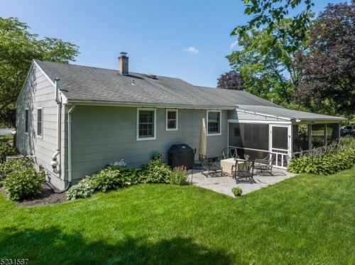 3 Hillside Dr, Clinton NJ 08809-1244 exterior