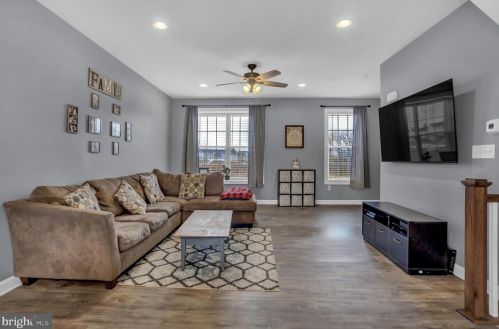 206 Overlook Dr, Hanover PA 17331-9136 exterior