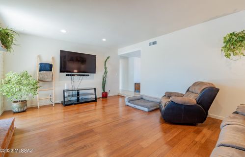 901 Desert Steppes Dr, Tucson, AZ 85710-5944