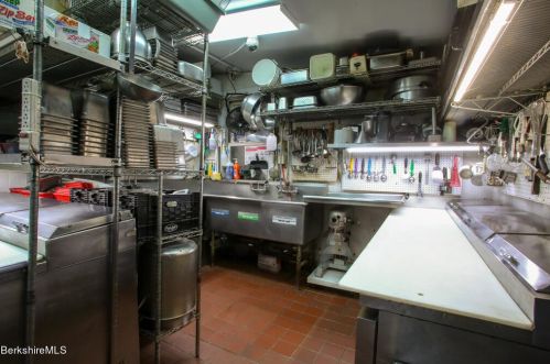 15 Franklin St, Lenox MA 01240-2304 exterior