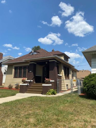 2950 38th St, Milwaukee, WI 53215-3520