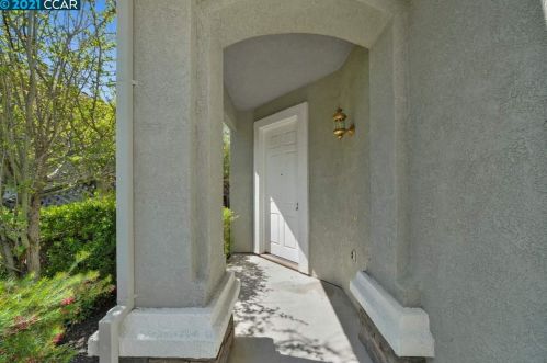 253 Golf Links St, Concord, CA 94523-5604