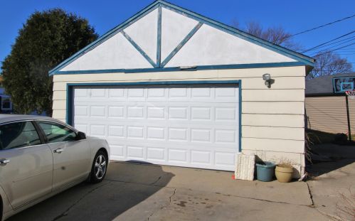 8605 Medford Ave, Milwaukee, WI 53225-2822