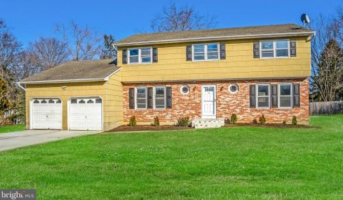 4 Blue Ridge Dr, Trenton, NJ 08638-1215