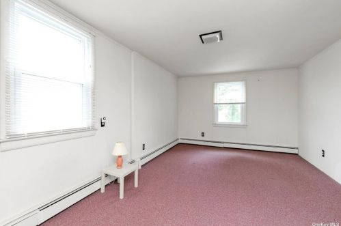 127 Berry St, Valley Stream NY 11580-3422 exterior