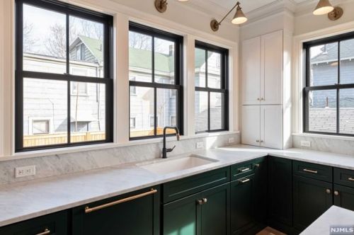 11 Lasher Ln, Edgewater NJ  07020-1403 exterior