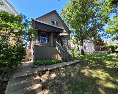 2953 11th St, Milwaukee, WI 53215-3813