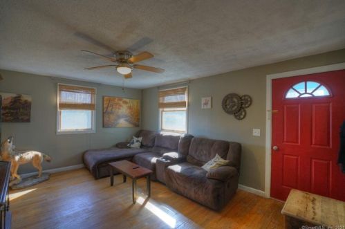 18 Comstock Ave, Uncasville, CT 06382-2604