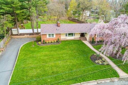 4 Fairway Ct, Edison, NJ 08820-3665