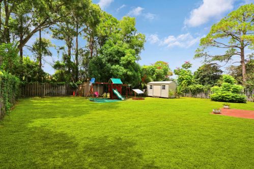 526 Ferris Dr, Fort Pierce FL 34983-8630 exterior