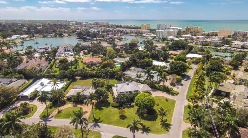 330 Hawser Ln, Naples FL 34102-5031 exterior