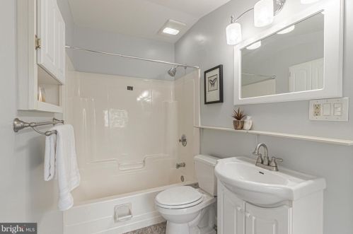 5837 Biscayne Dr, Alexandria VA  22303-1925 exterior