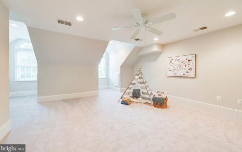 1402 Harvest Xing Dr, Mc Lean VA 22101-5650 exterior