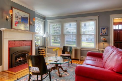 262 Gibbs Ave, Middletown RI 02840-2239 exterior