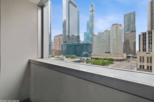 240 Illinois St, Chicago IL  60611-5063 exterior