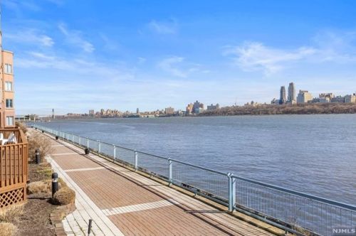 102 Adams Ct, Edgewater NJ 07020-1654 exterior