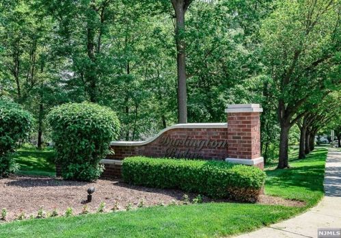 985 Boxwood Ct, Mahwah, NJ 07430-2346