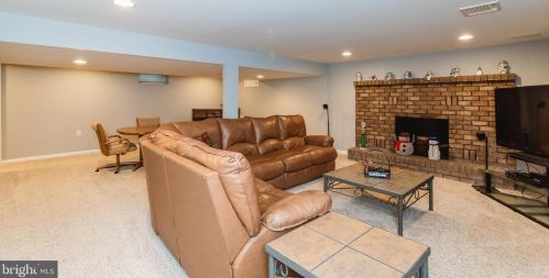 33 Vly Vw Dr, Hanover PA 17331-8307 exterior