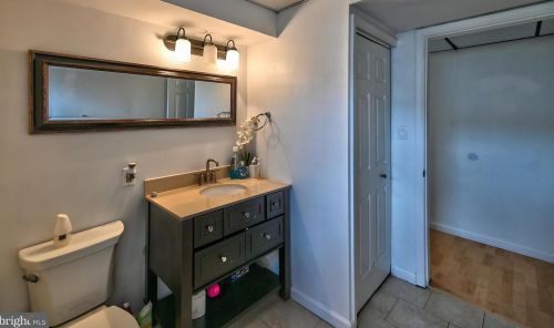 1 Hamilton Lk Dr, Trenton NJ 08619-3437 exterior