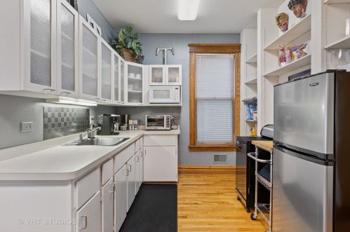 3822 Seeley Ave, Chicago IL 60645-5511 exterior