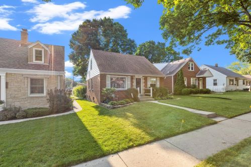 3756 85th St, Milwaukee, WI 53222-2824