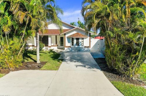 827 102 Ave, Naples FL 34108-3214 exterior