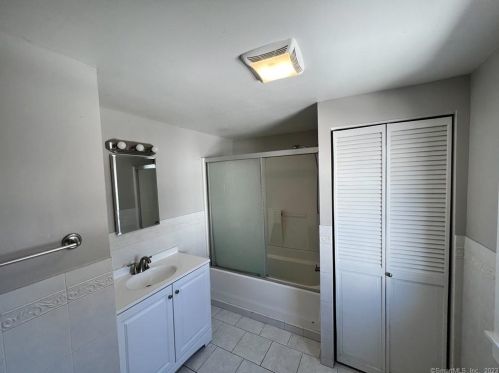 16 Lafayette St, Derby CT 06418-1706 exterior