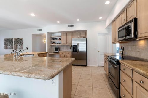 2737 Amberwood Dr, Phoenix AZ 85045-4208 exterior