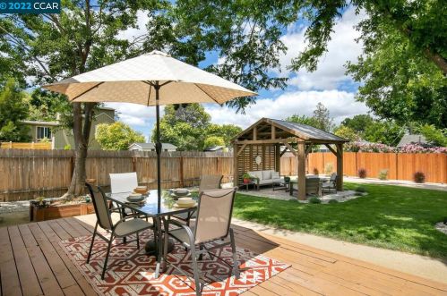 2521 Maple Ave, Concord CA 94520-1822 exterior