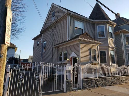 640 Public St, Providence, RI 02907-1624