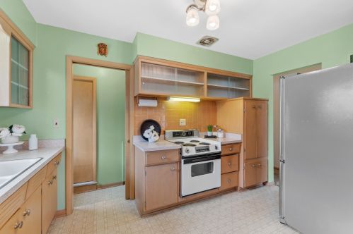 1526 Foster Ave, Milwaukee WI 53221-2823 exterior